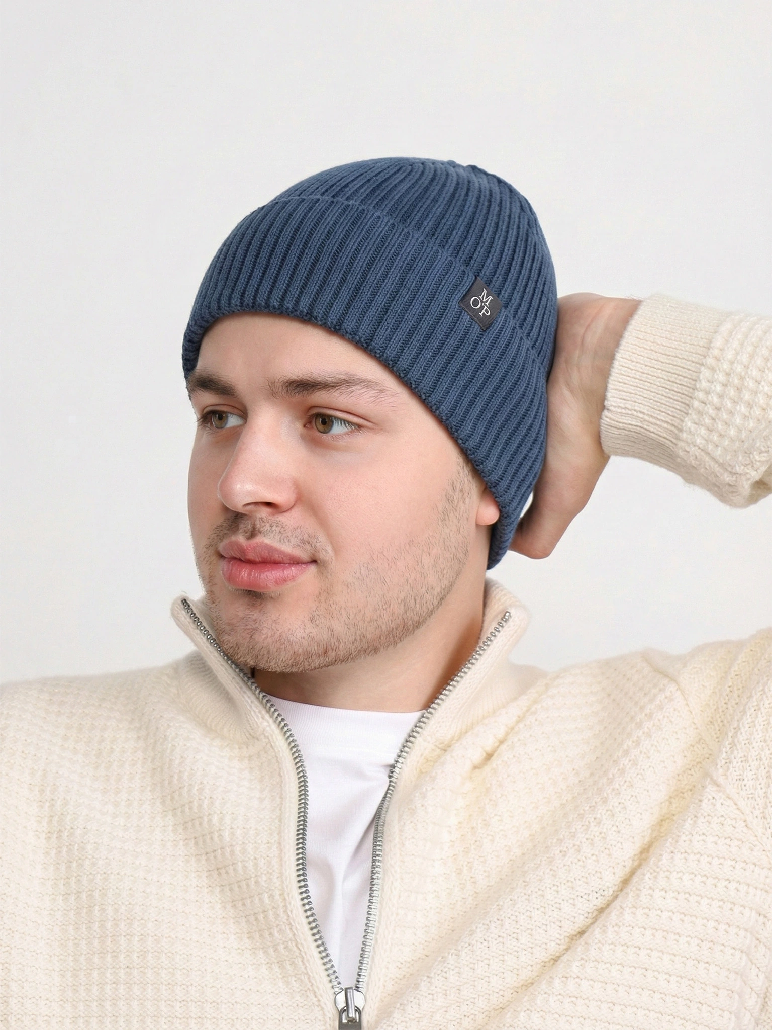 Шапка-бини синего цвета с отворотом из хлопка